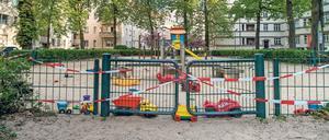 Abgesperrt. Leerer Spielplatz in den Ceciliengärten in Friedenau während des ersten Lockdowns.
