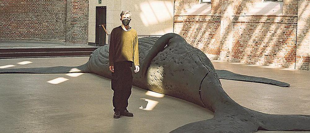 Mächtige Kreatur. Gil Shachar vor seiner Walskulptur.