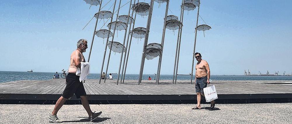 Heißer Sommer. Die „Umbrellas“ des Künstlers George Zongolopoulos passen ins Stadtbild.