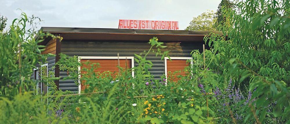 „Alles ist Original“: Schriftzug von Erik Göngrich auf Dach einer Laube.