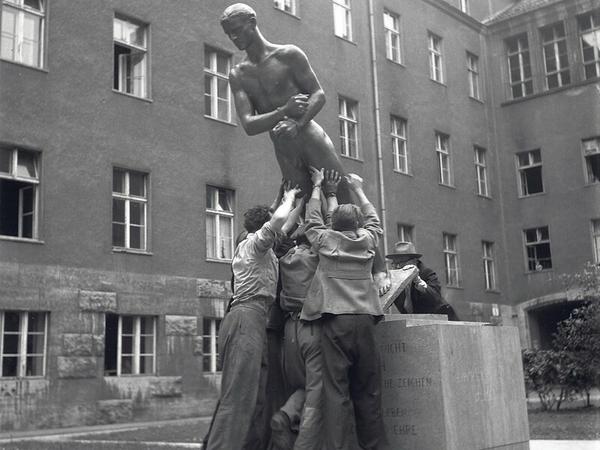 Bendlerblock, Berlin. Richard Scheibes Ehrenmal für die Opfer des 20. Juli 1944 wird 1953 aufgestellt.