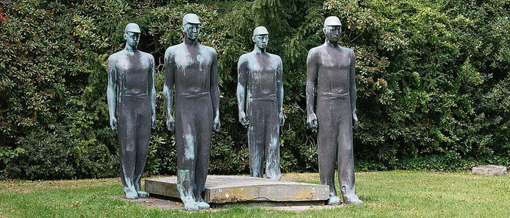 Steife Kameraden. Adolf Wampers „Denkmal mit Bergleuten“ (1953) auf dem Friedhof Rotthausen in Gelsenkirchen. 