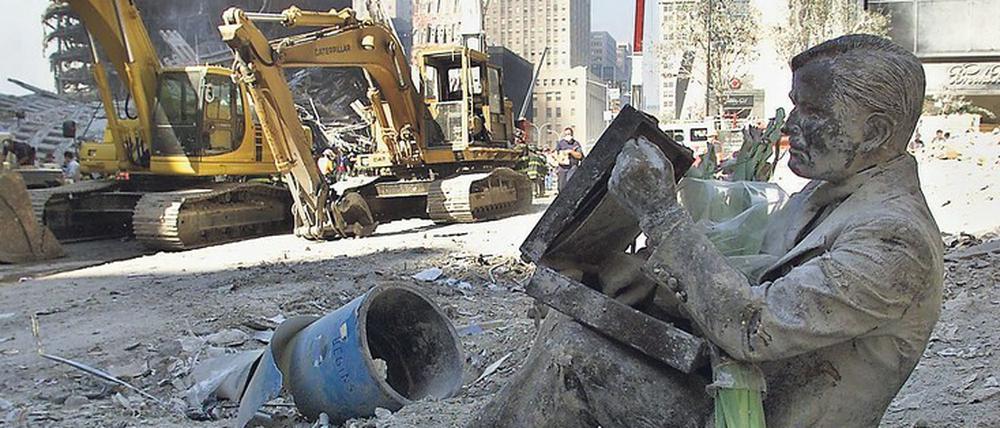 Sitzender Mann, ratlos. Eine Skulptur in Manhattan, die mit der Asche der niedergebrannten Zwillingstürme bedeckt ist. Die Aufnahme stammt vom 13. 9. 2001. 
