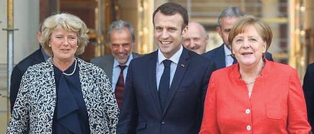 Monika Grütters (links) mit Emmanuel Macron und Angela Merkel in Berlin. Der französische Präsident besuchte das Humboldt-Forum im April 2018.