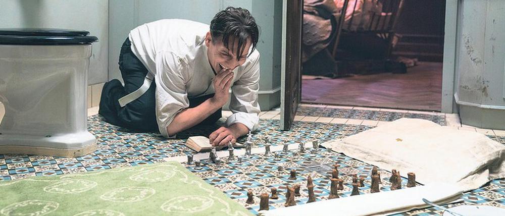 Die weiße Folter der Isolation. Josef Bartok (Oliver Masucci) vertreibt sich die quälende Langeweile in der Haft mit Schachpartien.