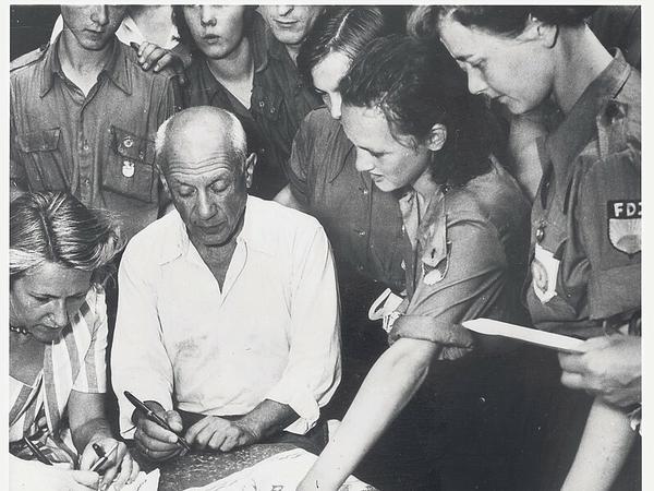 Ikonisch. Picassos Taube ziert das Plakat des ersten Weltfriedenskongresses 1949 in der DDR.