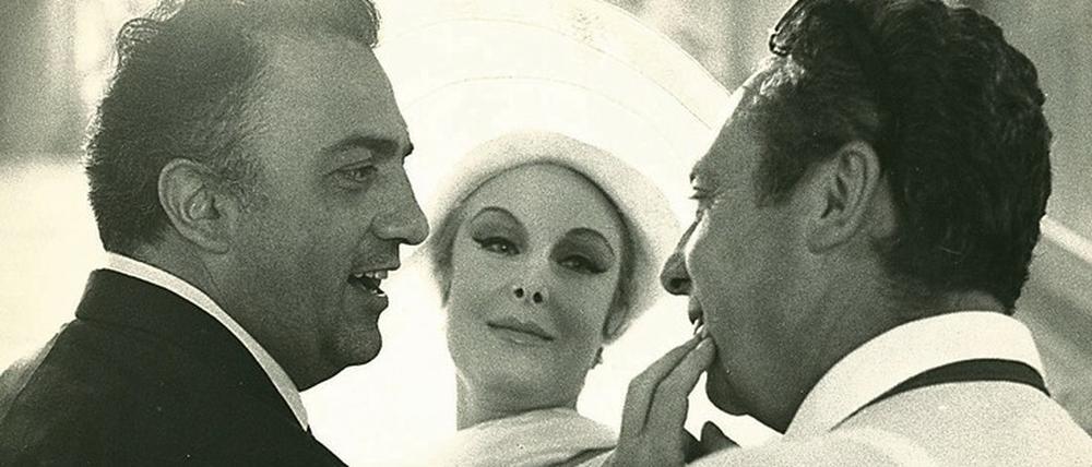 Federico Fellini (links) mit der Schauspielerin Madeleine Lebeau am Set des Films „8 ½“. 