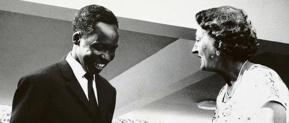 Die britische Anthropologin Mary Leakey übergibt 1965 einen in Tansania gefundenen Schädel, den "Nutcracker Man", an den tansanischen Präsidenten Julius Nyerere.