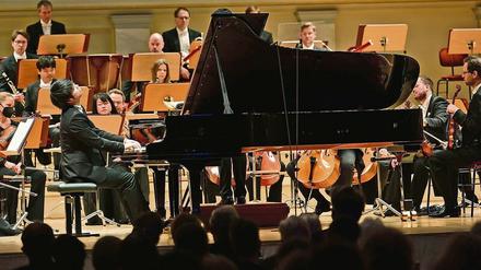 Der koreanische Pianist Jeonghwan Kim am Sonntag mit dem Konzerthausorchester.