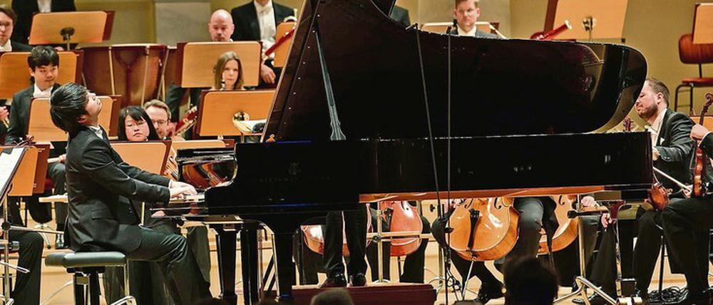 Der koreanische Pianist Jeonghwan Kim am Sonntag mit dem Konzerthausorchester.