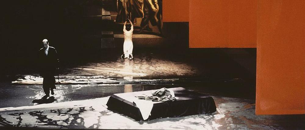 Ulrich Mühe und Margarita Broich im achtstündigen Mammutstück "Hamlet/Maschine“ 1990 am Deutschen Theater Berlin. 