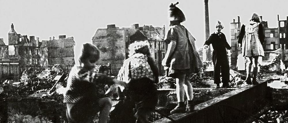 Kinder spielen in den Ruinen von Hamburg. 1945 waren nur noch 20 Prozent der Wohnungen unversehrt.