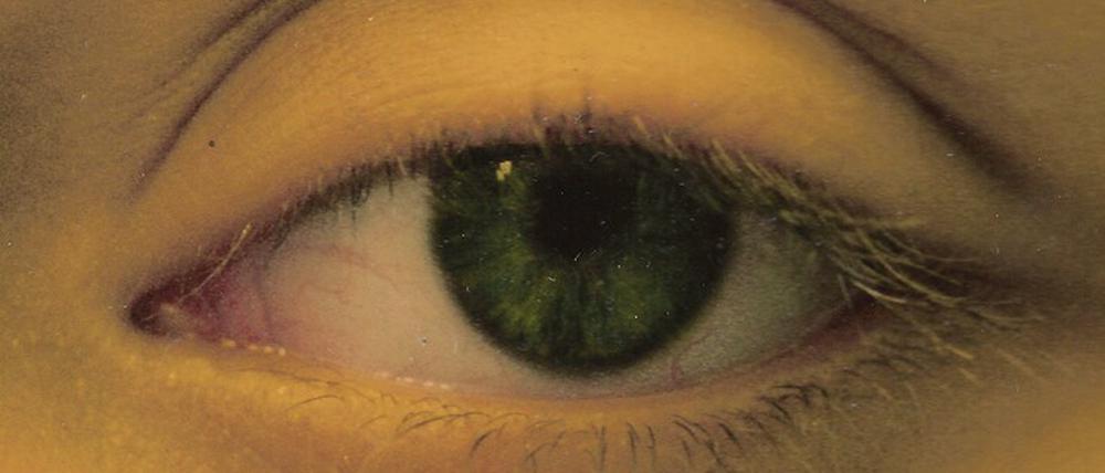 Durchsicht. Die „Augen“-Serie entstand 1998. Ganz klein ist die Künstlerin in der Iris reflektiert zu sehen.
