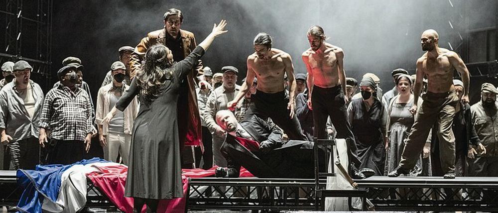 Es geht dramatisch zu in Verdis Oper. Szene mit Hulkar Sabirova, Roberto Tagliavini und Thomas Lehman.