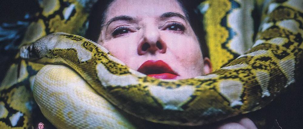 Im Würgegriff. Marina Abramović als Desdemona im Film und als träumende Callas im Bühnenbett.