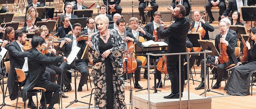 Doris Soffel in der Rolle der Gräfin, an der Seite von Dirigent Kirill Petrenko. 
