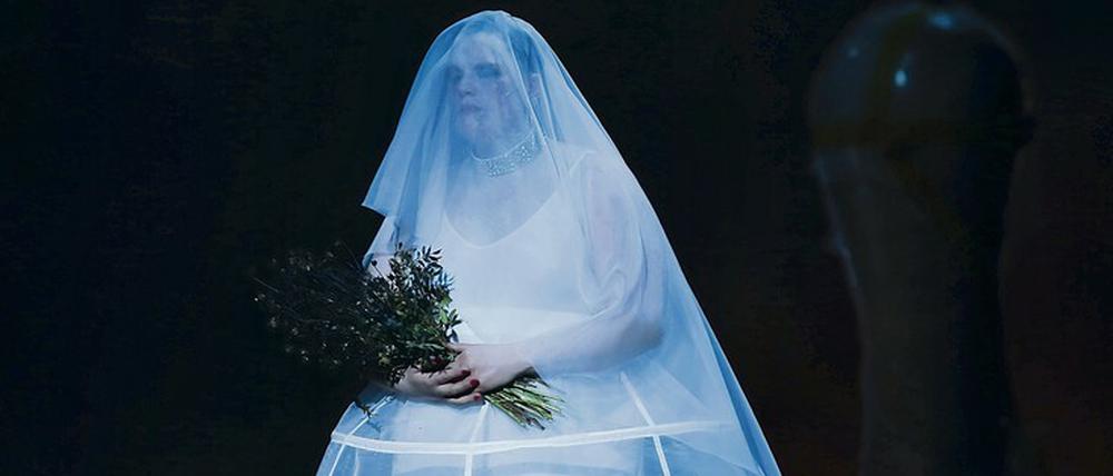 Solo am BE. Stefanie Reinsperger als Phaidra im Brautkleid. 
