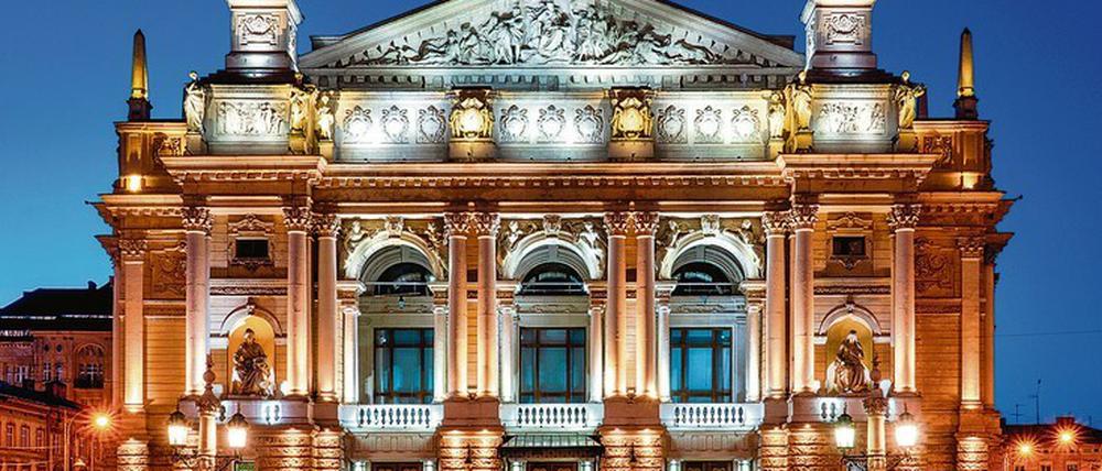 Die Oper von Lwiw stammt aus dem Jahr 1900 und zählt zu den prächtigsten Theaterbauten in Osteuropa. Als einziges Opernhaus des Landes spielt sie wieder. 