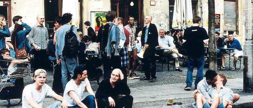 Der Geist der großen Zeit. Gäste vor der Kneipe „Kommandantur“ in der Rykestraße, Ecke Knaackstraße im Juli 1999. Foto: Ullstein