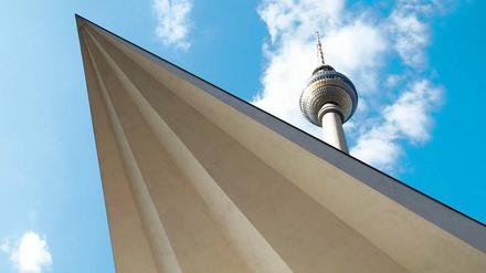 Grundsteinlos und zeitlos schön. Der 1969 eingeweihte Fernsehturm am Alexanderplatz. 