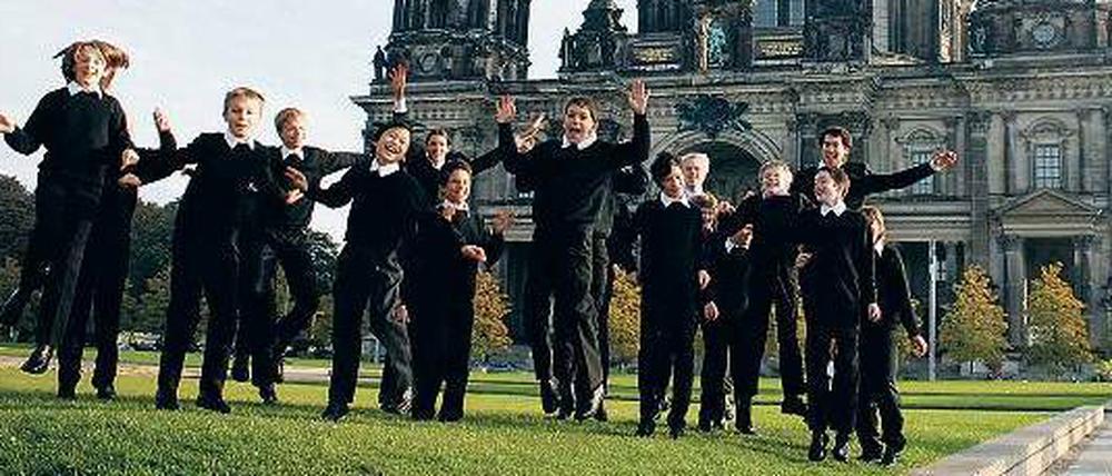 Junge Hüpfer. Der Konzertchor vor dem Berliner Dom. Insgesamt sind allerdings weit mehr Jungen im Staats- und Domchor aktiv - 300 an der Zahl.