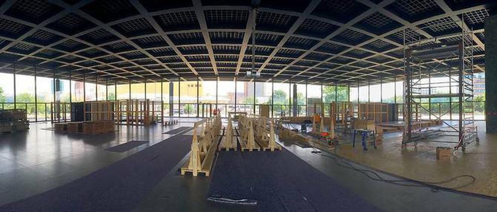 Keine Kunstinstallation. Die Neue Nationalgalerie wird saniert. Bis Ende des Jahres soll sie komplett leer geräumt sein. Dann wird nur noch das Stahl-Skelett stehen. Die Wiedereröffnung ist für 2020 geplant. 