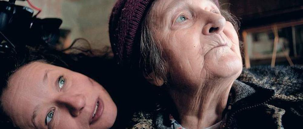 Kuckuck! Die holländische Filmemacherin Aliona van der Horst sitzt ihrer Tante im Familienporträt „Love is Potatoes“ wortwörtlich im Nacken. 