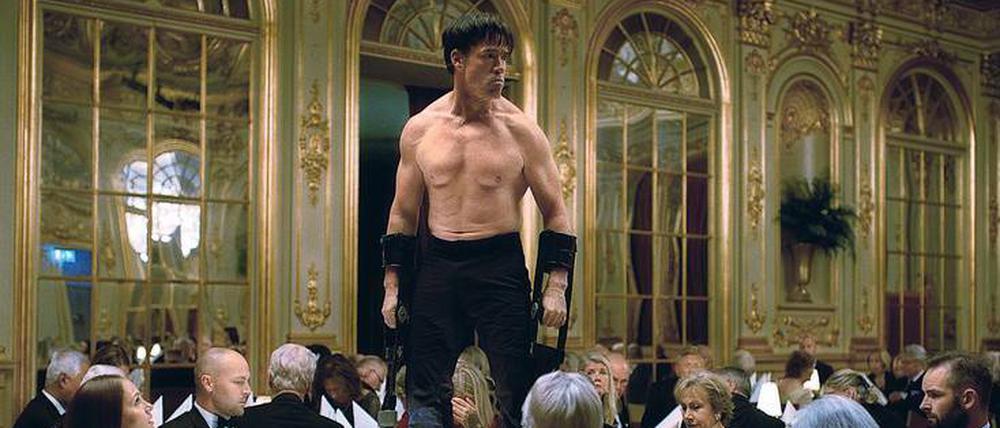 Szene aus "The Square": Der russische Aktionskünstler Oleg (Terry Notary) crasht mit seiner Affenperformance das Gala-Dinner. 
