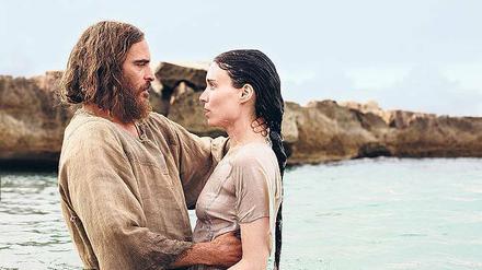 Apostelin. Maria (Rooney Mara) schließt sich Jesus ( Joaquin Phoenix) an.