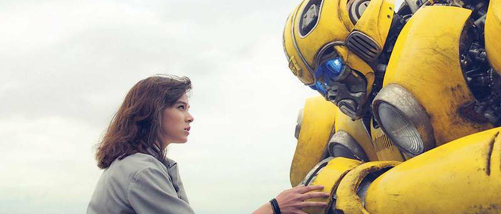 Ungleiches Paar. Charlie (Hailee Steinfeld) trifft den Autobot. 