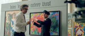 Am Set. Florian Henckel von Donnersmarck (l.) mit Lars Eidinger bei den Dreharbeiten. Eidinger spielt einen Museumsführer, der die Besucher durch die NS-Ausstellung „Entartete Kunst“ führt.