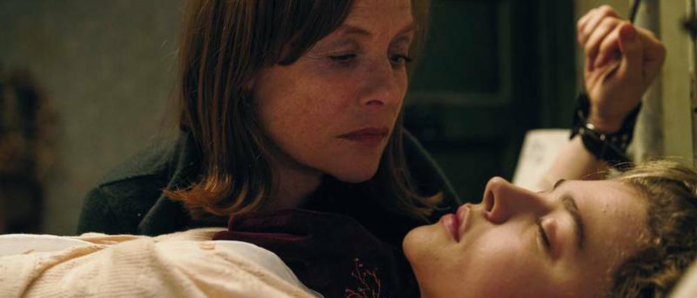 Greta (Isabelle Huppert) beobachtet Frances (Chloe Grace Moretz) im Schlaf.
