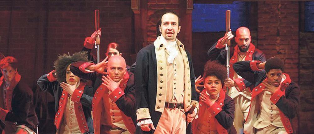 „Hamilton“-Autor Lui-Manuel Miranda (mitte) spielt in der Broadway-Produktion die Titelrolle selbst. 