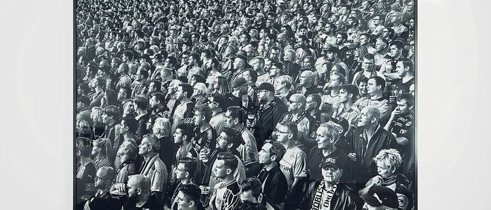 In seinen Fotos dokumentiert der Jazztrompeter Till Brönner Menschen im Alltag – etwa die Fußballfans von Borussia Dortmund. 