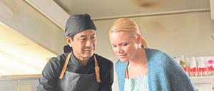 Cheng (Chu Pak Hong) zeigt Sirkka (Anna-Maija Tuokko) ein paar neue Kochrezepte.
