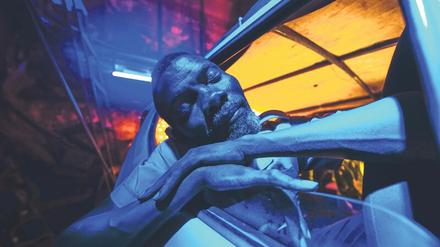 Traumzustand. Wachmann Matacedo (José Kiteculo) bewegt sich in „Air Conditioner“ durch ein unwirkliches Luanda.