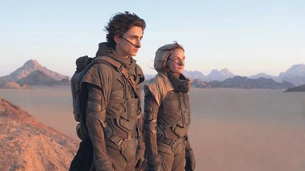 In der Wüste gestrandet: Paul Atreides (Timothée Chalamet) und seine Mutter (Rebecca Ferguson) retten sich vor den Harkonnen. 