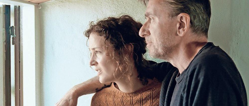 Liebe und Arbeit: Chris (Vicky Krieps) und Tony (Tim Roth) suchen auf der Bergman-Insel Fårö nach Inspiration. 
