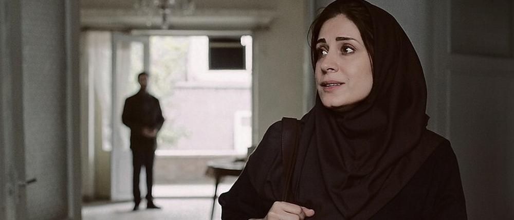 Mina (Maryam Moghaddam) muss erleben, was es bedeutet, als Frau im Iran auf sich allein gestellt zu sein.