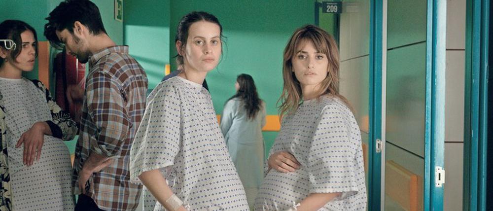 Begegnung im Kreißsaal. Ana (Milena Smit, l.) und Janis (Penélope Cruz) werden simultan Mütter. 
