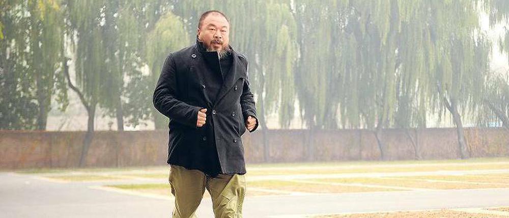 Ein Künstler, der nicht wegläuft. Ai Weiwei beim Joggen in der chinesischen Hauptstadt, im November 2011.