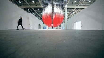 Ball aus Metall. Die Galerie Perrotin präsentiert die große Installation „Sphere Lutetia“ (1996) von Jesus Raphael Soto. 