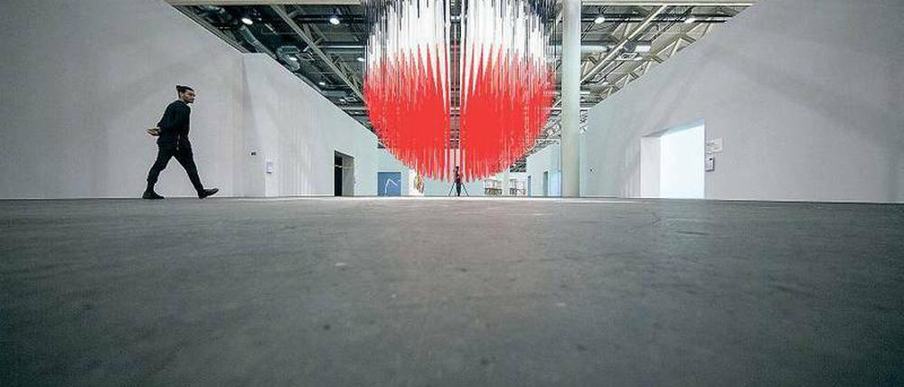 Ball aus Metall. Die Galerie Perrotin präsentiert die große Installation „Sphere Lutetia“ (1996) von Jesus Raphael Soto. 