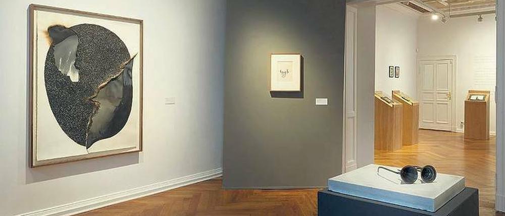 Künstler als Zeugen. Die Ausstellung in den Räumen der Galerie Zilberman arrangiert Medien und Materialien um das Thema Krieg.