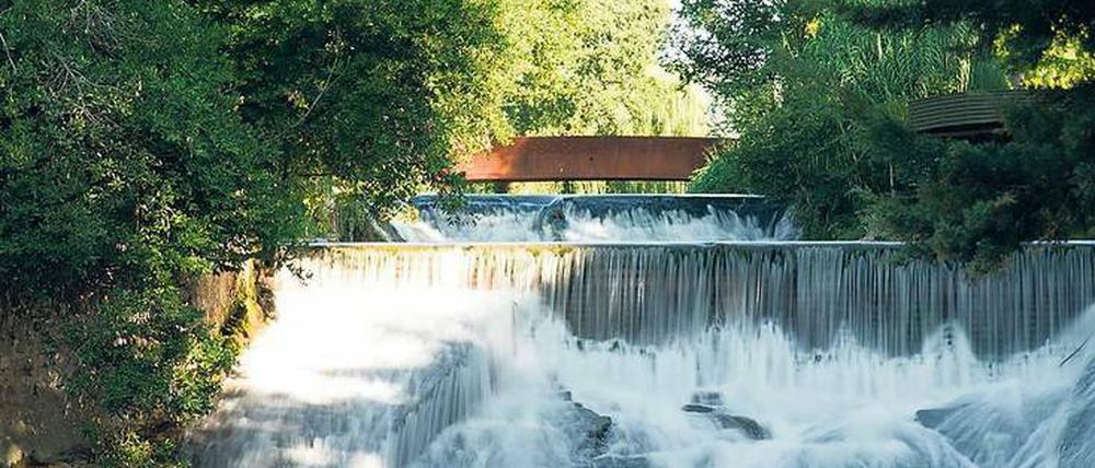 Naturgewalten. Bernar Venets Brückenschlag legt sich über den Wasserfall, der zur alten Mühle führt.