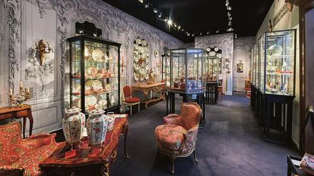 Bis ins Detail. Auf der Brafa arrangieren Händler wie der Münchner Porzellan-Spezialist Röbbig ihre Objekte zu Gesamtkunstwerken.