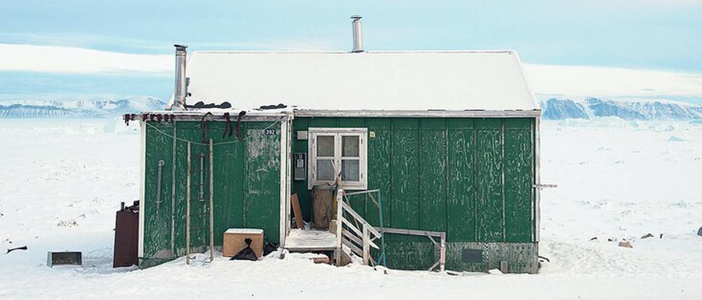 „Home 13, Qaanaaq“ (2019), Fotografie von Tiina Itkonen am Stand der Galerie Persons Projects