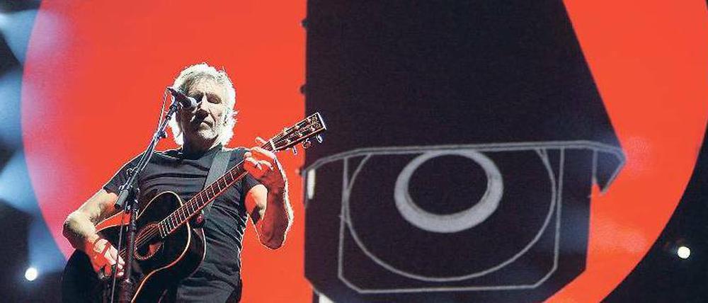 Mauerspektakel. Hier der reale, vergleichsweise zwergenhafte Roger Waters bei seiner Arbeit im Olympiastadion. Foto: Britta Pedersen/dpa