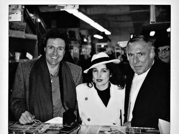 Joachim Unseld, Ulla Berkéwicz und Siegfried Unseld 1988 in New York