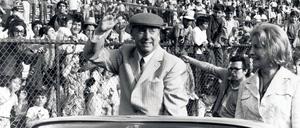 Die Trauben und der Wind - und der chilenische Lyriker Pablo Neruda, 1972 bei einer Kundgebung in Santiago.